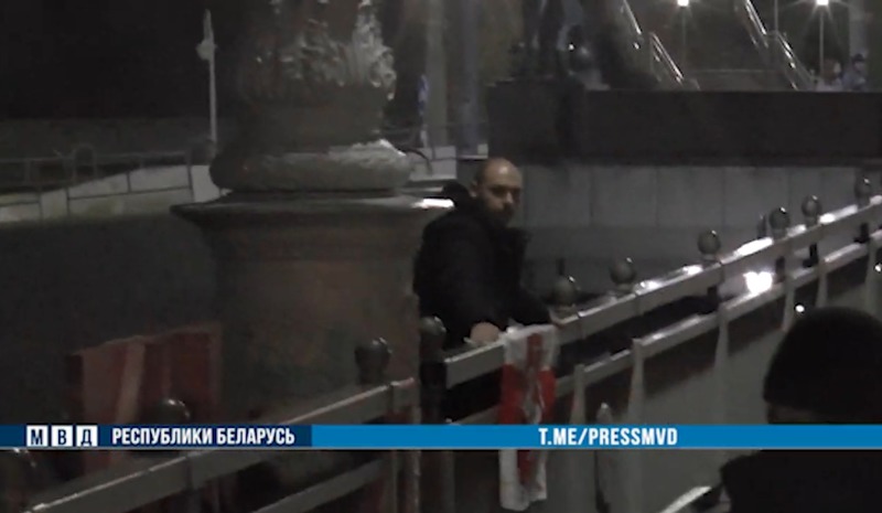 Сотрудники ОМОН УВД сняли с моста могилевчанина с БЧБ-флагом, угрожавшего прыгнуть в Днепр