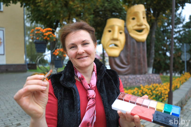 Художник-постановщик Наталья Савченко из Краснопольского народного театра преображает актеров до неузнаваемости