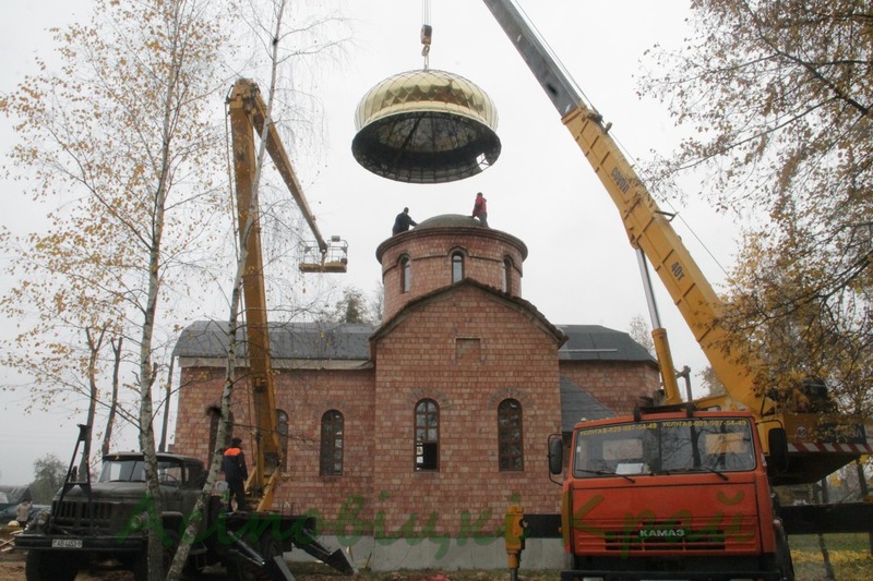 Новый купол на храм в честь иконы Божией Матери «Жировицкая» установили в Осиповичском районе