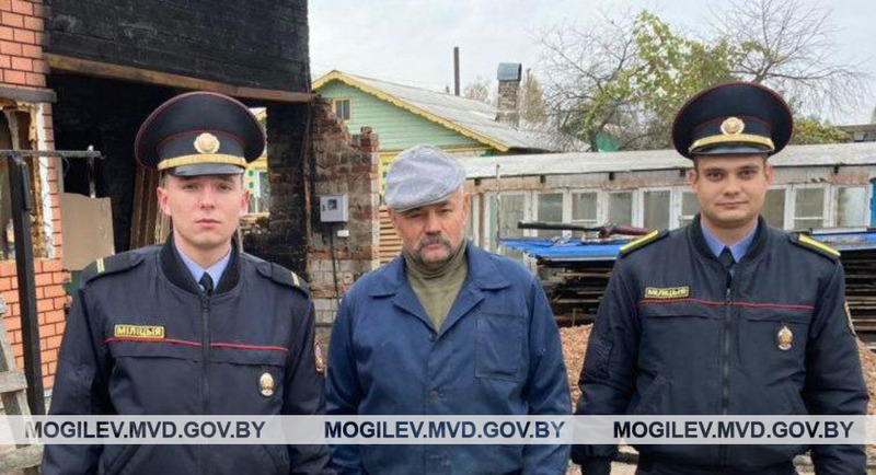 Милиционеры из Осипович помогли местным жителям на пожаре