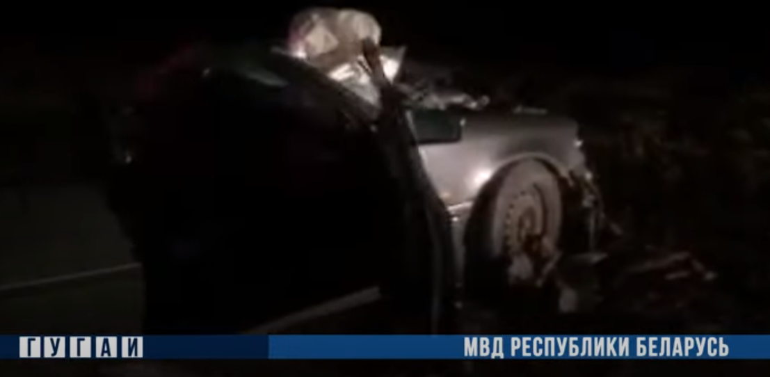 Mercedes в Могилевском районе врезался в автобетономешалку - погиб водитель легковушки