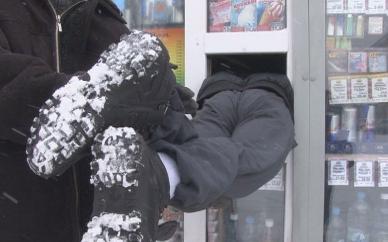 Три могилевчанина  похитили товары из ларька и ТЦ в областном центре на 27 тысяч рублей