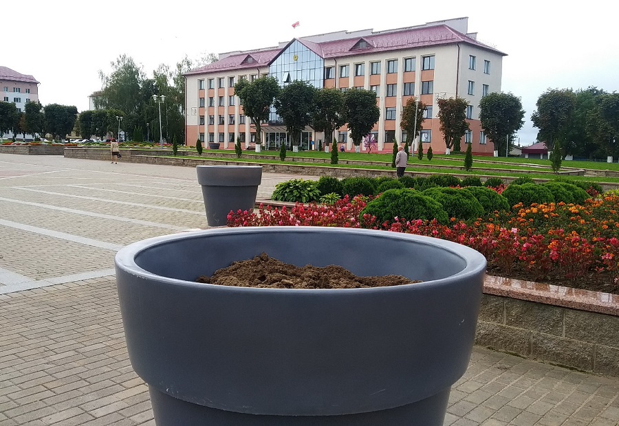 Гигантские горшки появились на улицах города в Горках