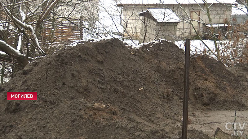 Жители Могилёва возмущены стихийной свалкой рядом с их домами. Видео
