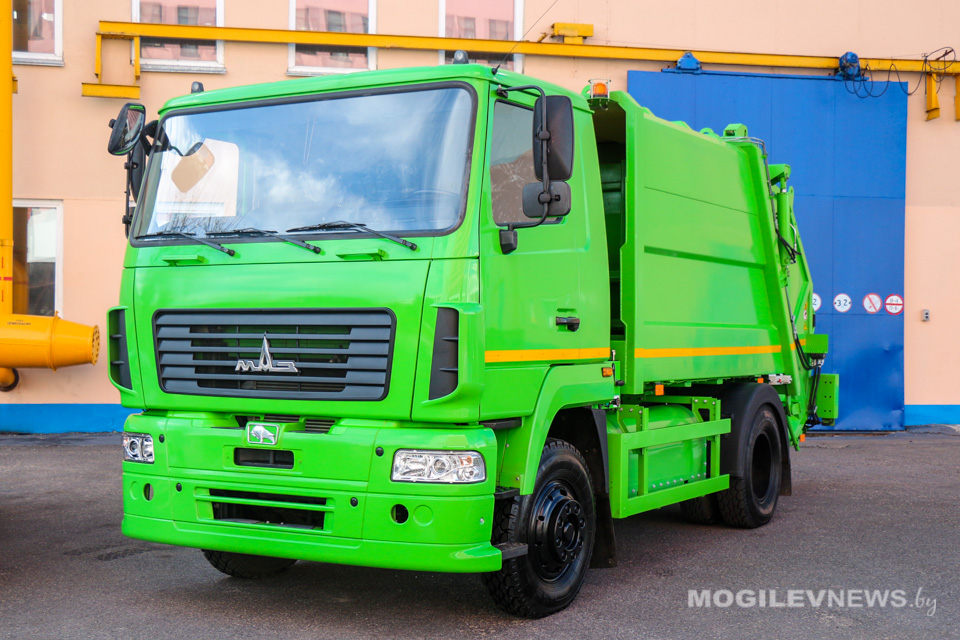 Первый в Беларуси газовый мусоровоз МАЗ презентовали в Могилеве