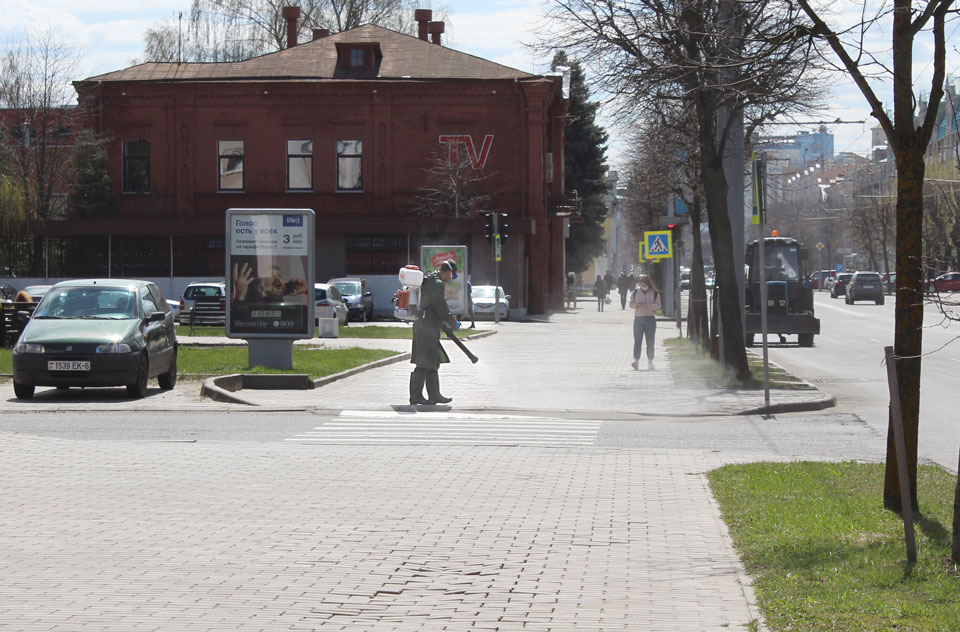 В Могилеве начали дезинфицировать тротуары и асфальтированные дороги