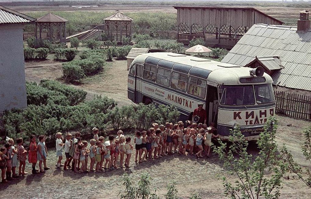 «Назад в СССР»: Как в 1970-1980-е в Могилеве мультики в автобусах крутили. Видео
