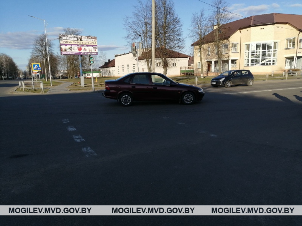 Женщина и ребенок попали под машину в Осиповичах