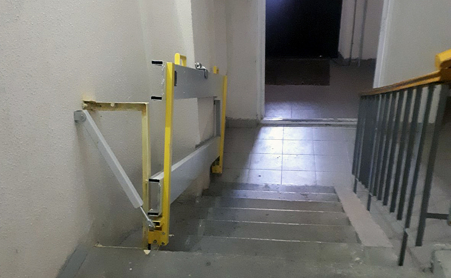 Прокуратура Могилева помогла защитить интересы ребенка-инвалида – в подъезде жилого дома установлен откидной пандус