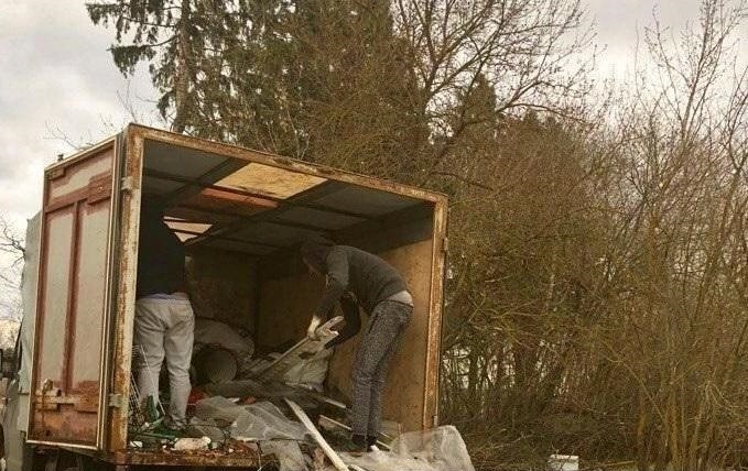 Штраф до 8,1 тысячи рублей грозит нарушителям, выбросившим мусор в лесу около Могилева