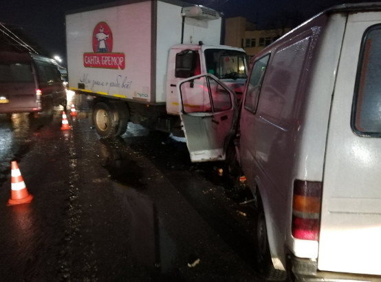 «ГАЗ» столкнулся с грузопассажирским автомобилем в Могилеве – двое пострадавших