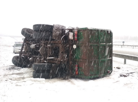 Грузовик опрокинулся в Бобруйском районе