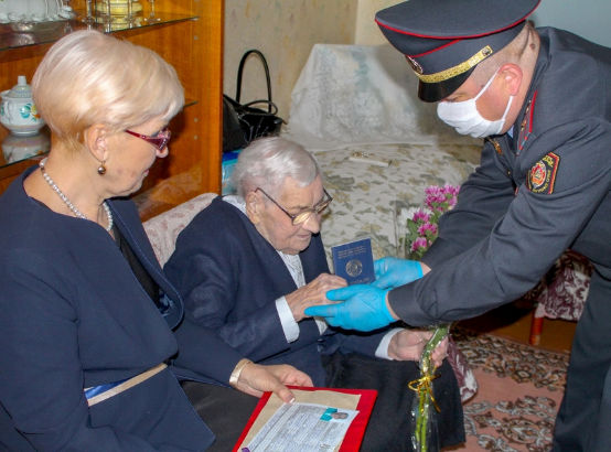 100-летней могилевчанке вручили паспорт