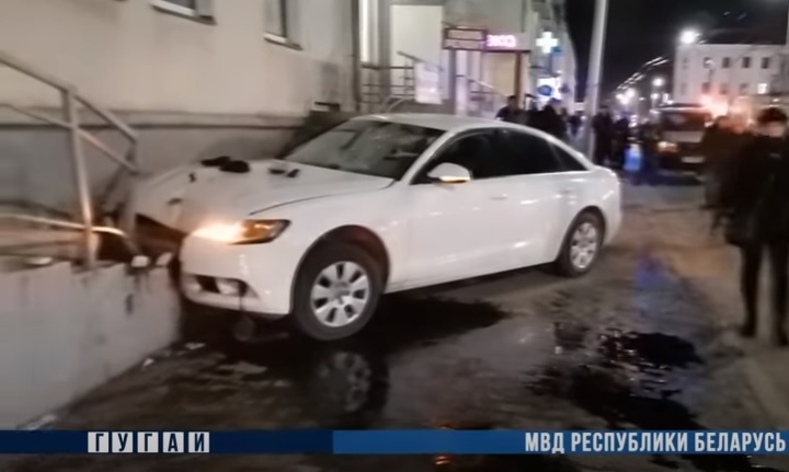 Легковушка сбила троих человек на тротуаре в Могилеве. Видео