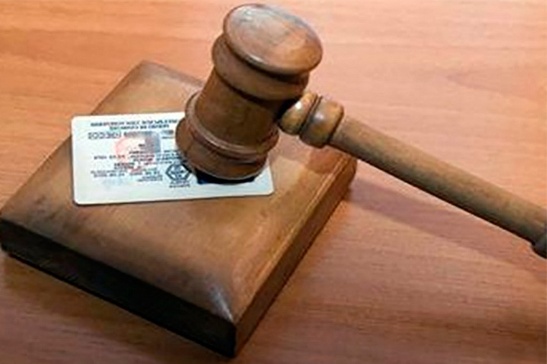 Могилевчанин лишился водительских прав и не сможет выехать из страны из-за долгов за ЖКУ