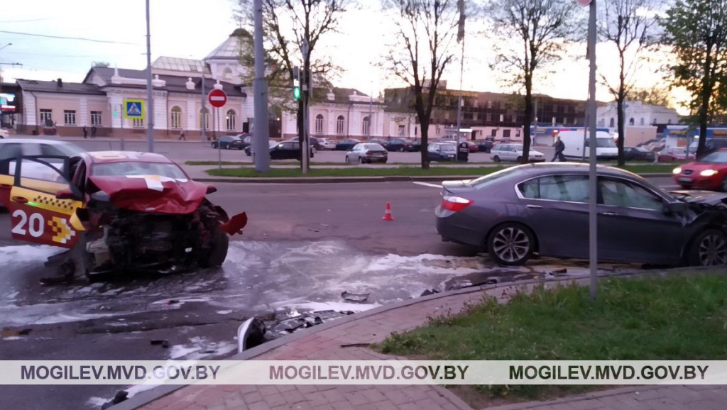 «Honda» и «Kia Rio» столкнулись в Могилеве, двое пострадавших