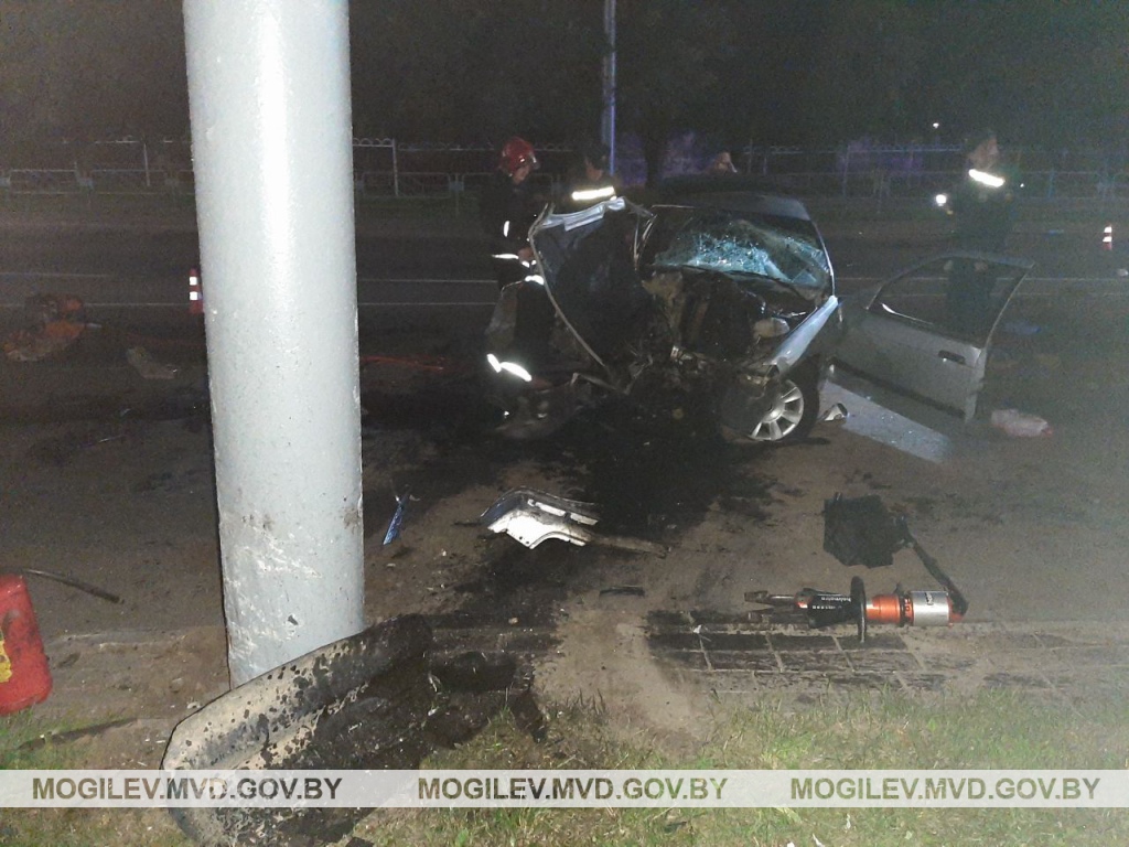 BMW в Могилеве наехал на металлическое ограждение и световую опору – погибла пассажирка