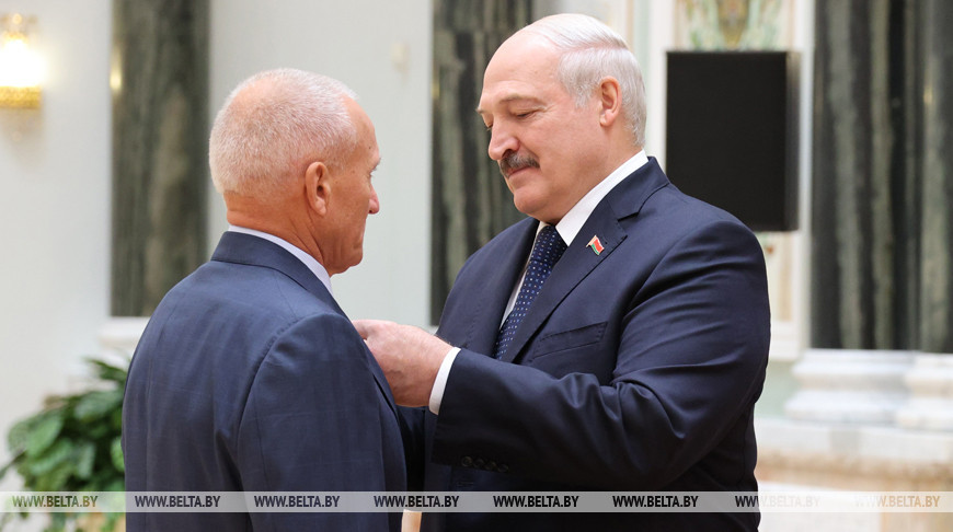 Начало новой традиции. Александр Лукашенко в преддверии Дня народного единства вручил госнаграды