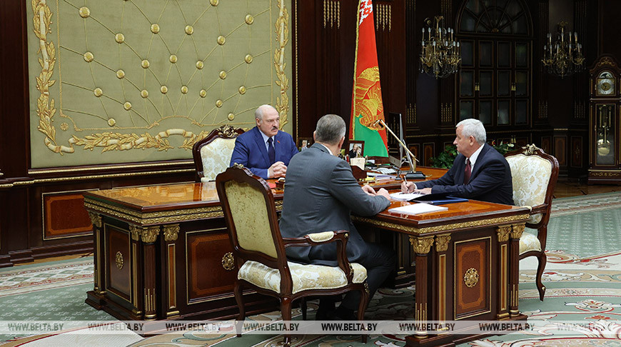Экспорт, финансы, противодействие санкциям и развитие микроэлектроники. Лукашенко принял с докладом руководство Минпрома
