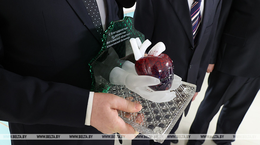 Президенту в могилевском кардиоцентре подарили сердце на ладонях