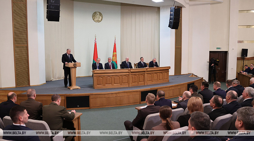 Ситуация с COVID-19, оснащенность клиник, зарплаты медиков. Александр Лукашенко в Витебске сделал особый акцент на соцсфере