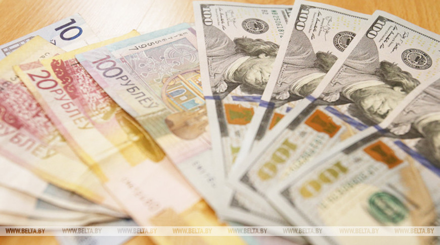 Белорусы в январе-августе купили валюты на $316 млн больше, чем продали