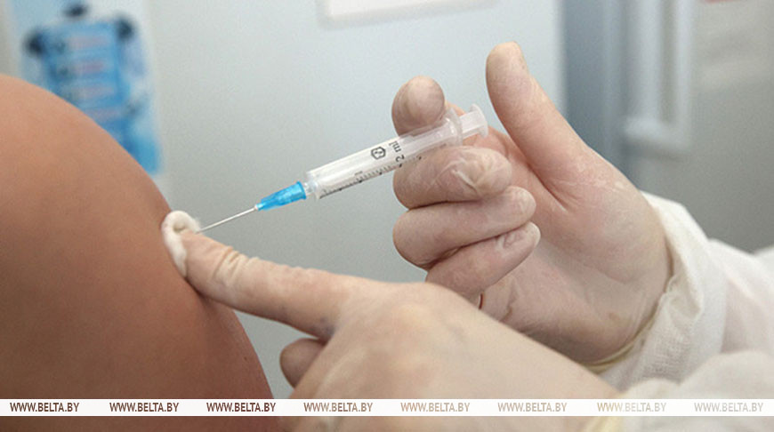 Более 1,55 млн белорусов получили первую дозу вакцины против COVID-19