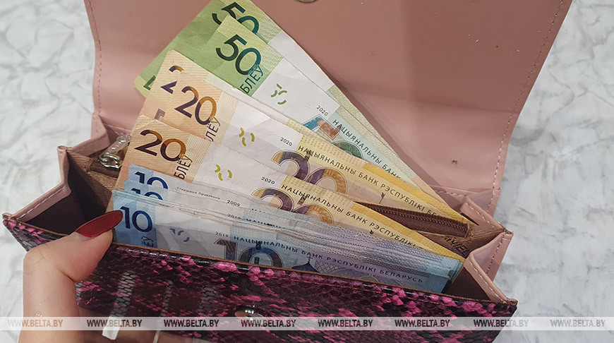 Около 60% белорусов считают, что их материальное положение за последний год не изменилось или улучшилось