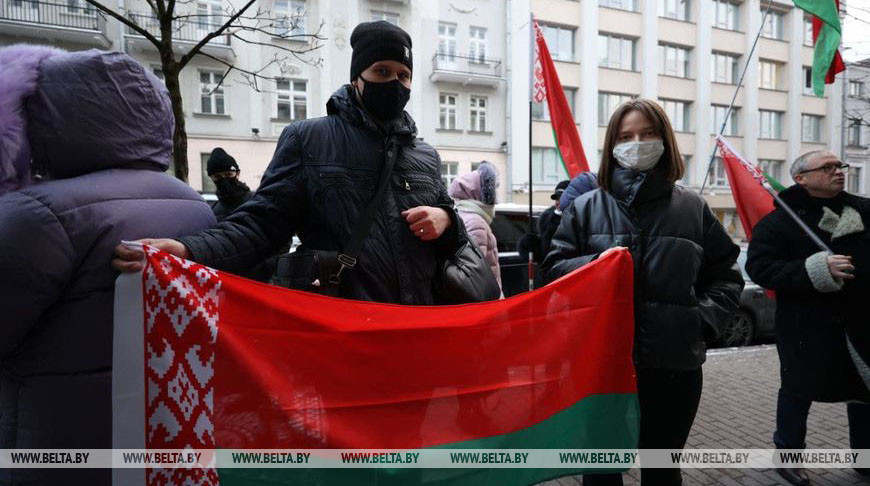 ФОТОФАКТ: Белорусы собрались на пикет у посольства Великобритании в Минске