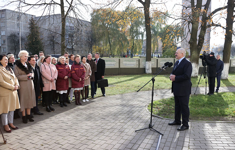Почему нельзя останавливать плановую медицинскую помощь, чем хороша вакцинация и ответ на обвинения в ковид-диссидентстве. Главное из заявлений Александра Лукашенко в Лиде