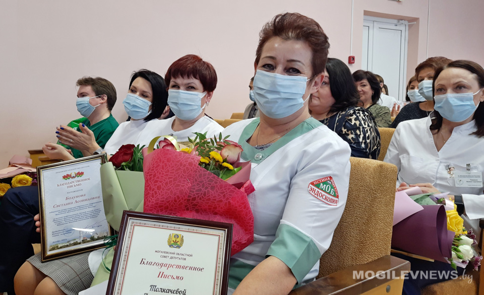 Сертификат на сумму 100 тысяч рублей вручили Могилевской областной больнице. Фото