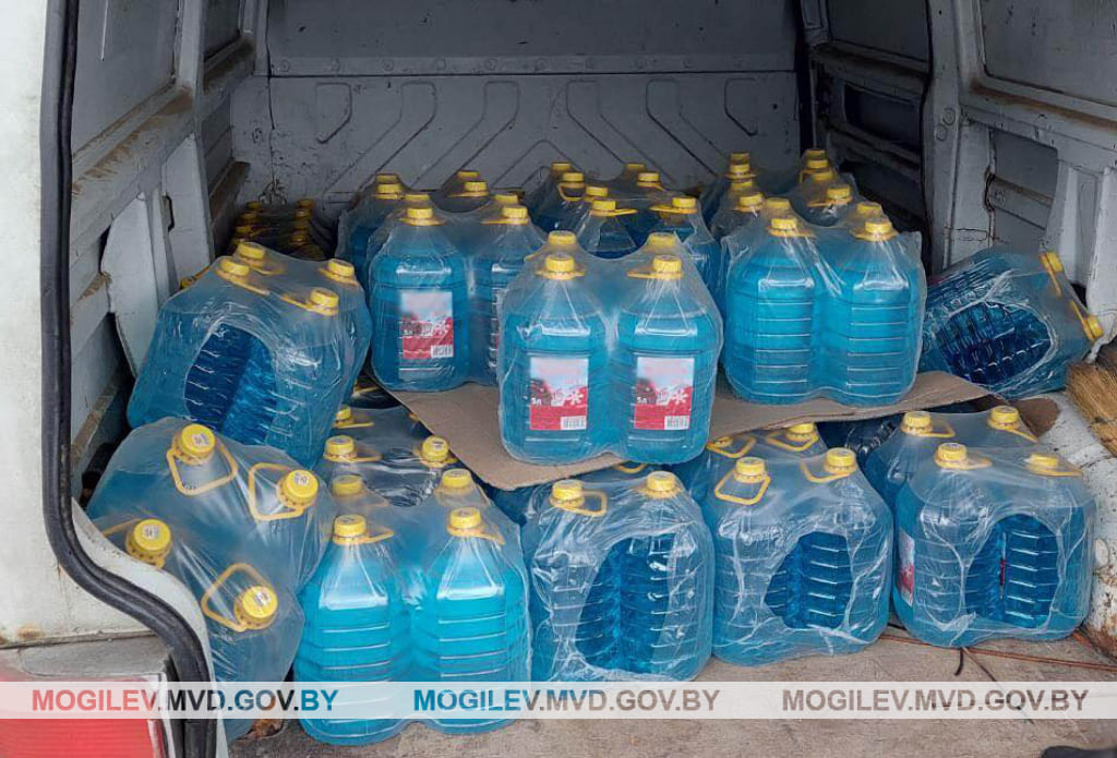 В Бобруйске изъяли около 1000 литров стеклоомывающей жидкости