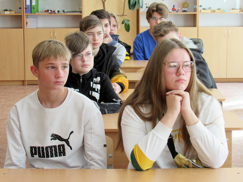 Поисковики клуба «Виккру» встретились с учащимися Кадинской школы. Фото