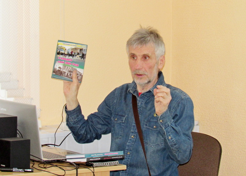 В библиотеке им. Карла Маркса в Могилеве состоялось открытие выставки карикатур Евгения Буловы. Фото