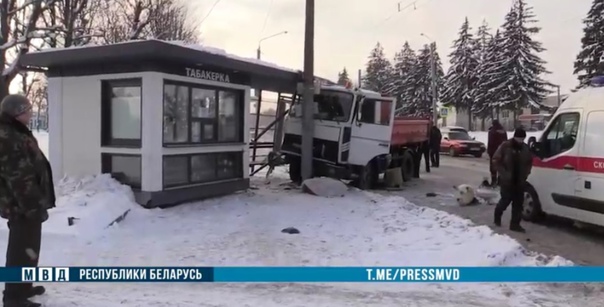 МАЗ в Могилеве насмерть сбил женщину и врезался в остановку. Видео