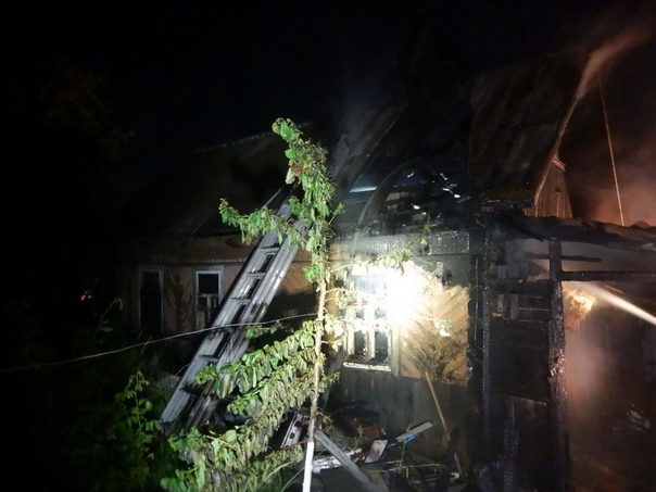 Частный дом горел ночью в Могилеве. Фото