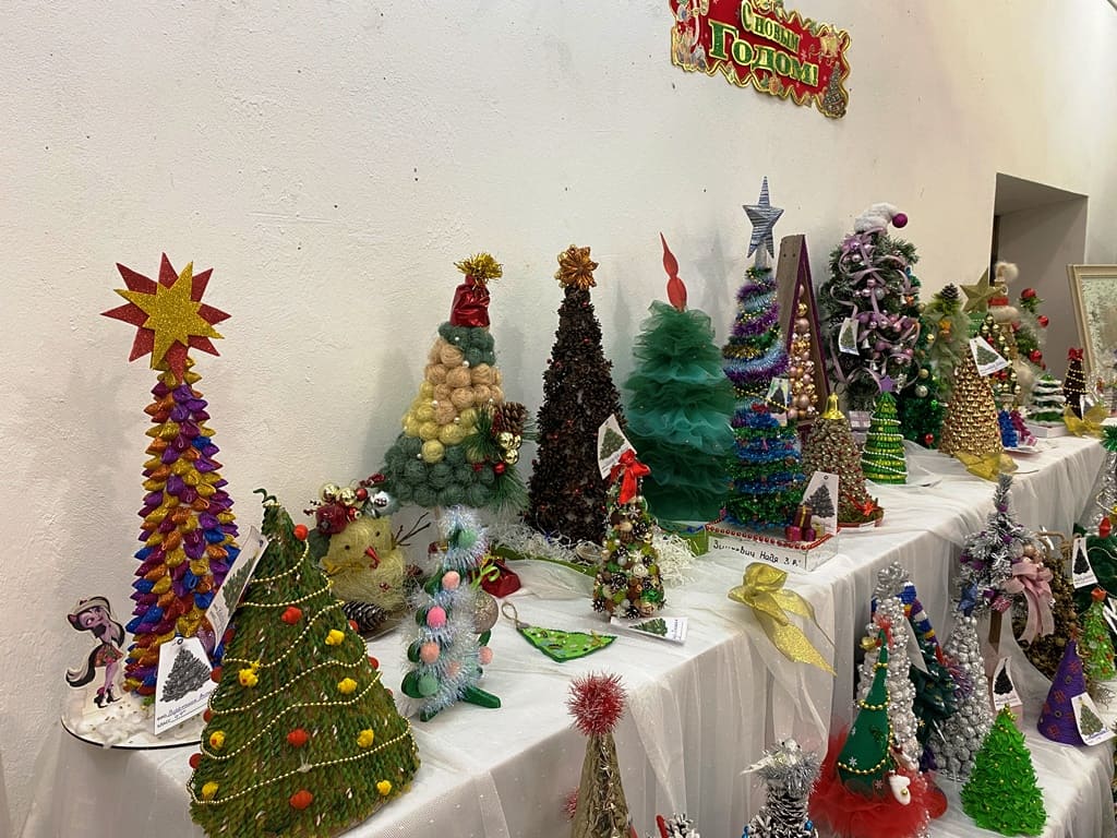 Почти сто елочек в разных техниках можно увидеть на выставке в Бобруйске. Фото