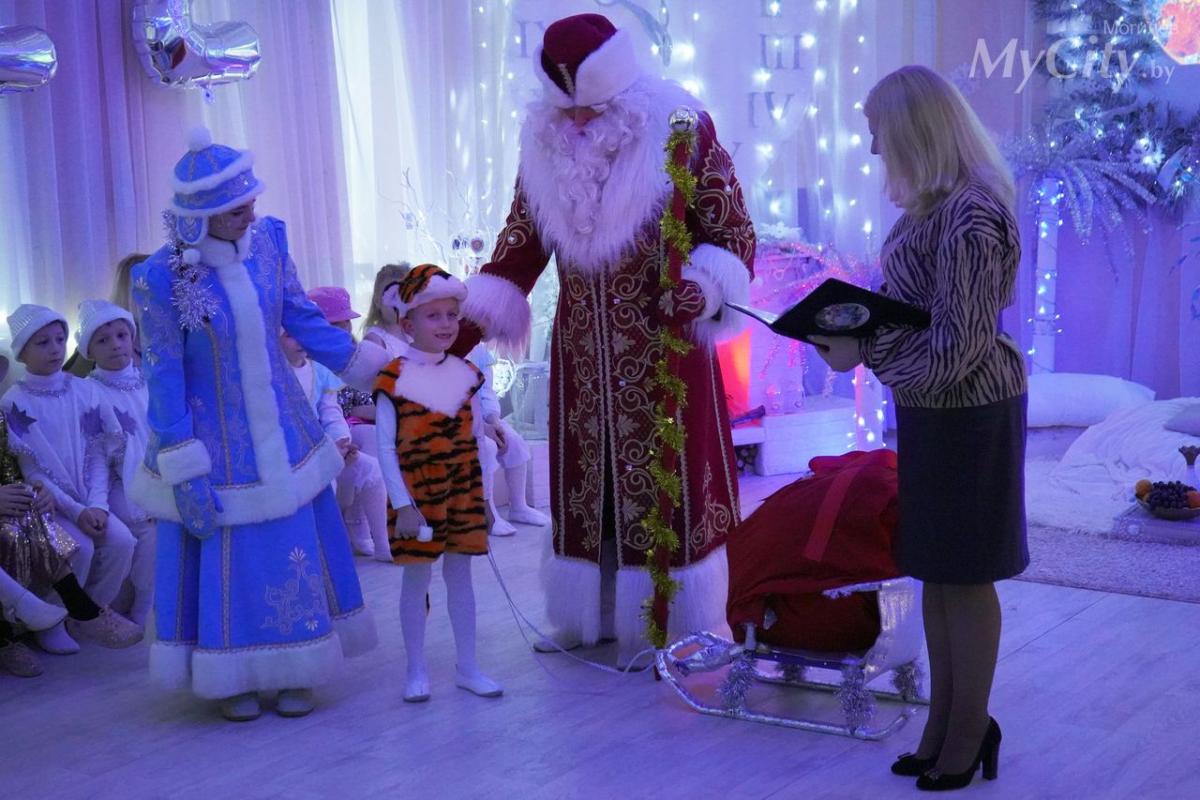 Новогодние желания воспитанников могилевского детского социального приюта исполнили взрослые "волшебники"