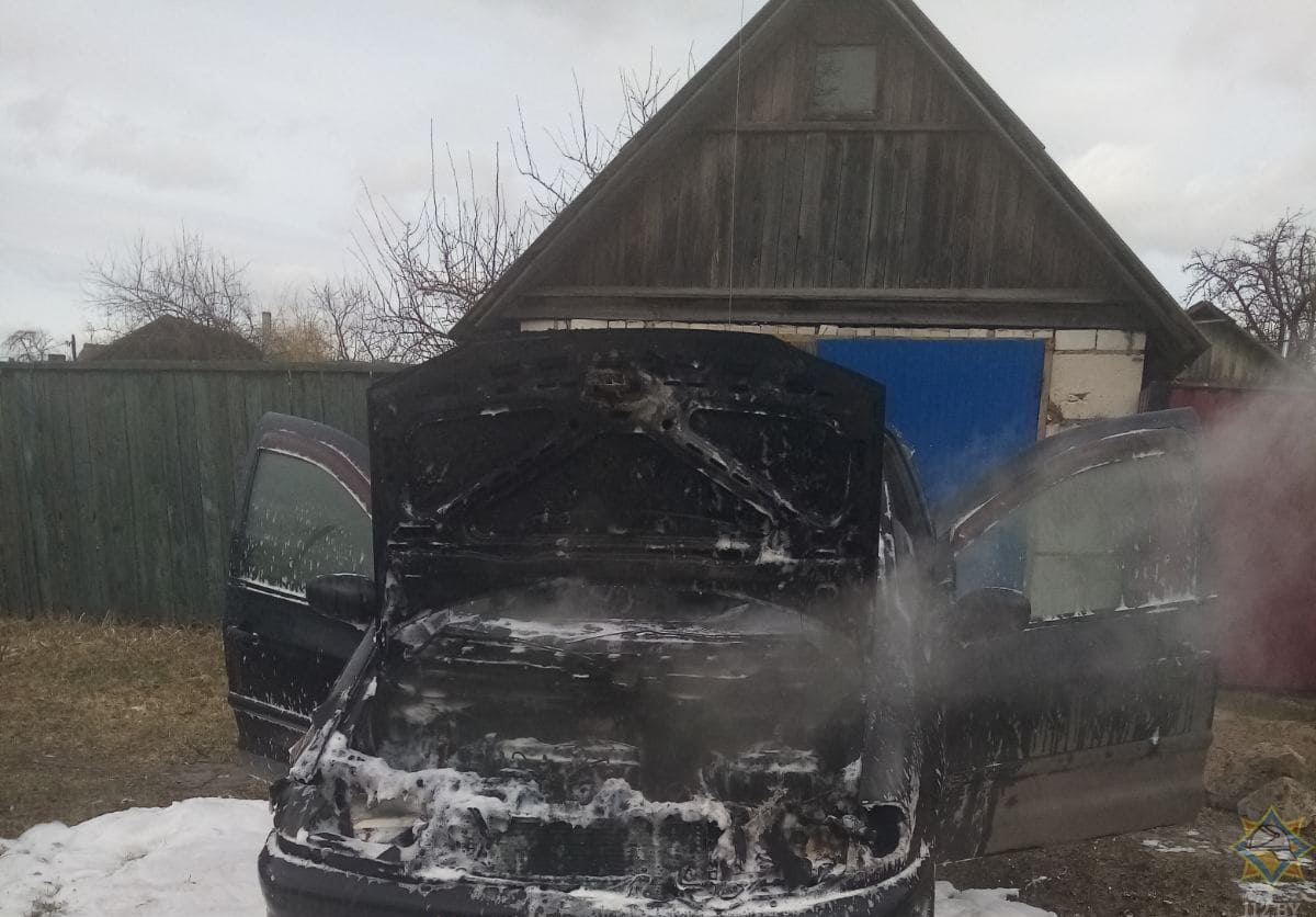 На улице в Быхове горел автомобиль