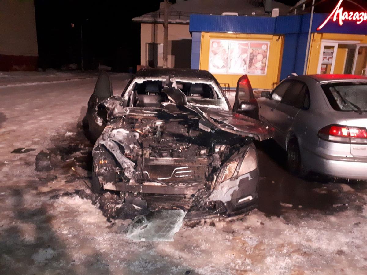 Mercedes горел ночью в Горках