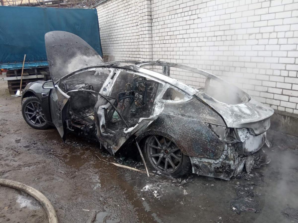 На Гришина в Могилеве сгорел автомобиль Tesla