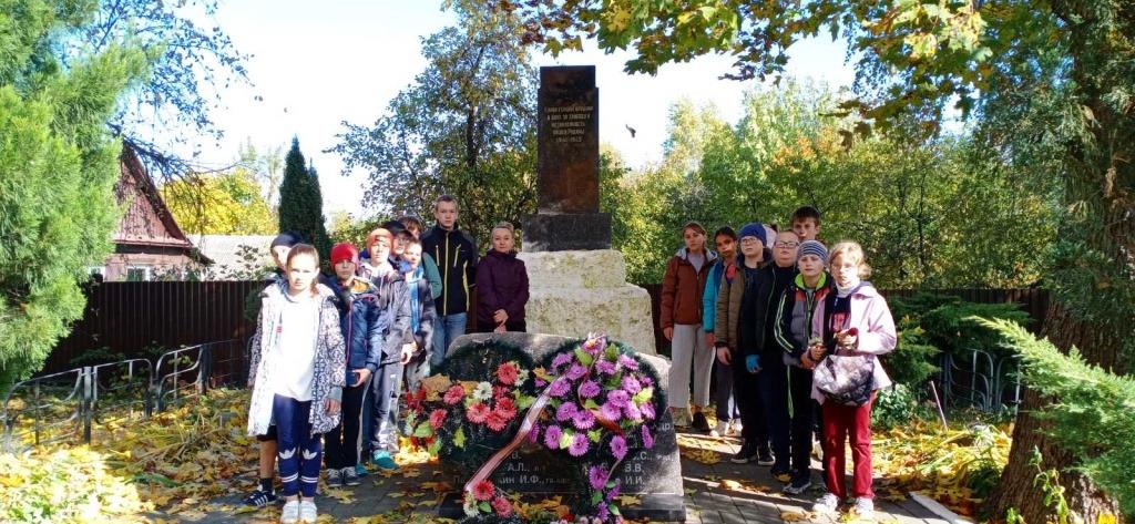 Накануне Дня учителя чаусские школьники возложили цветы к памятнику студентам-добровольцам Могилевского пединститута, погибшим в ВОВ. Фото