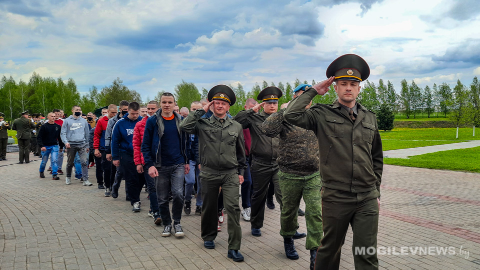 В Буйничах торжественно проводили призывников в Вооруженные Силы Республики Беларусь. Фото