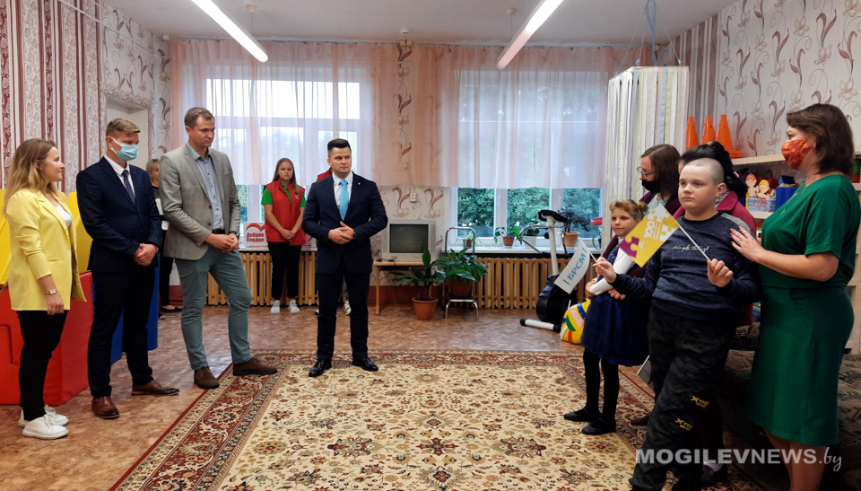 Первый секретарь Центрального комитета БРСМ Александр Лукьянов поздравил чаусских ребят с Днем знаний. Фото