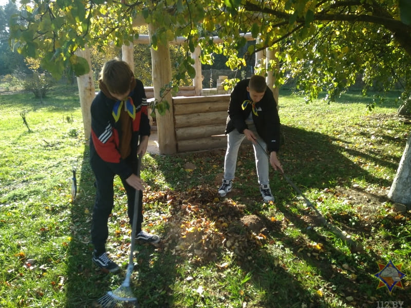 Юные спасатели в Круглянском районе помогли пенсионерам навести порядок на приусадебных участках