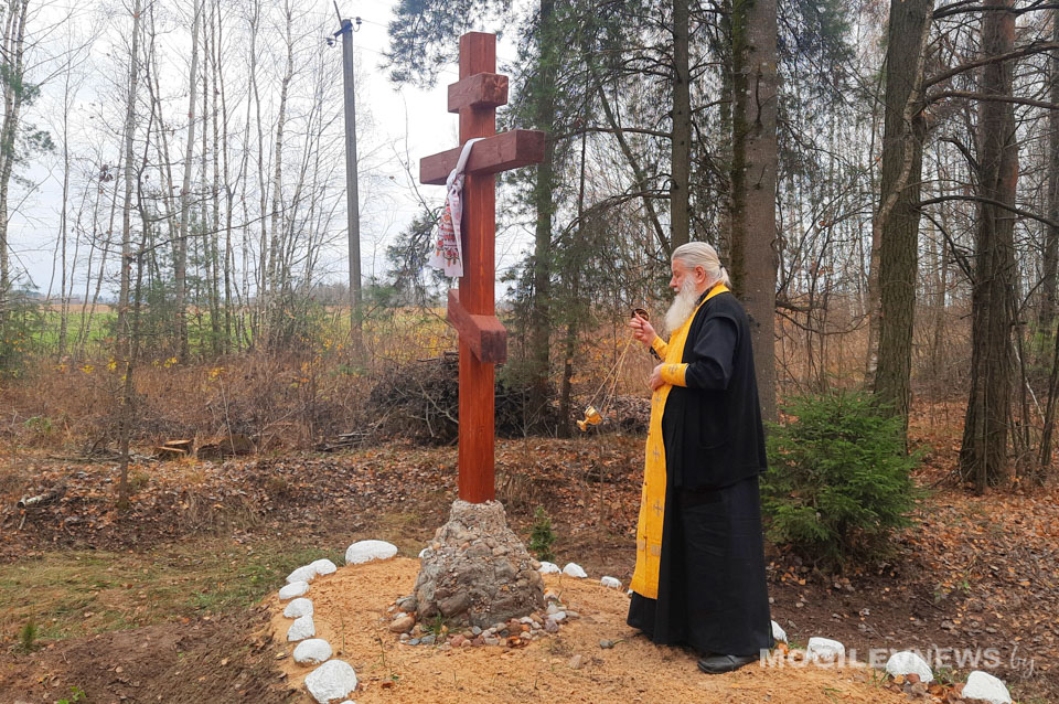 Поклонный крест установили и освятили в Семукачском сельском Совете
