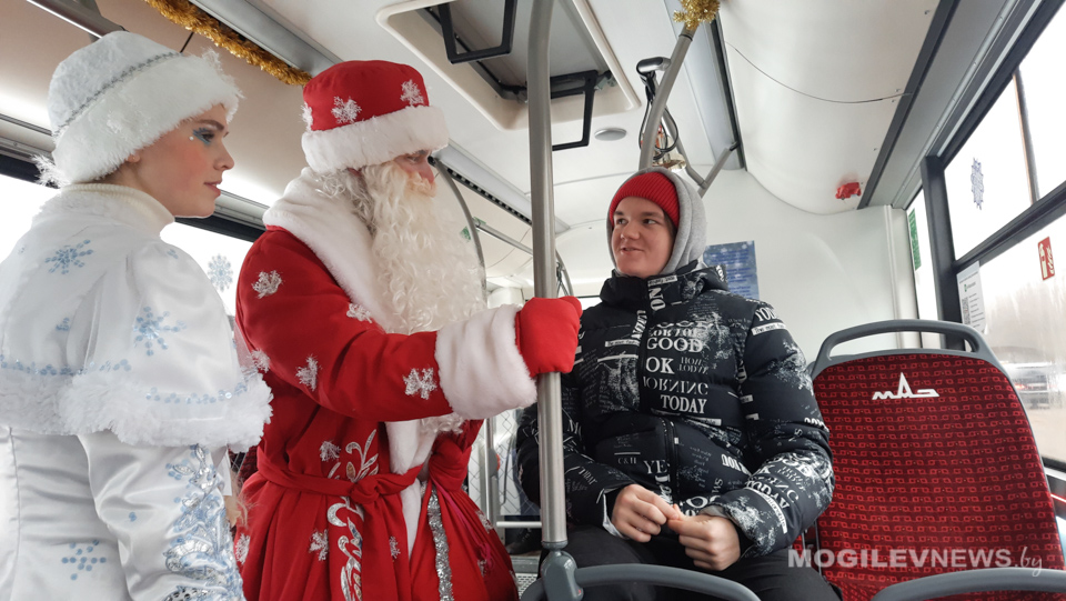 В Могилеве курсирует новогодний троллейбус. Фото. Видео