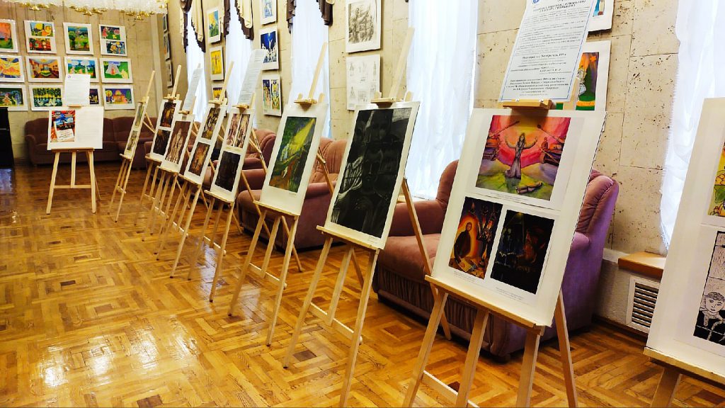 Выставка «Наследники Великой Победы» открылась в театре Бобруйска