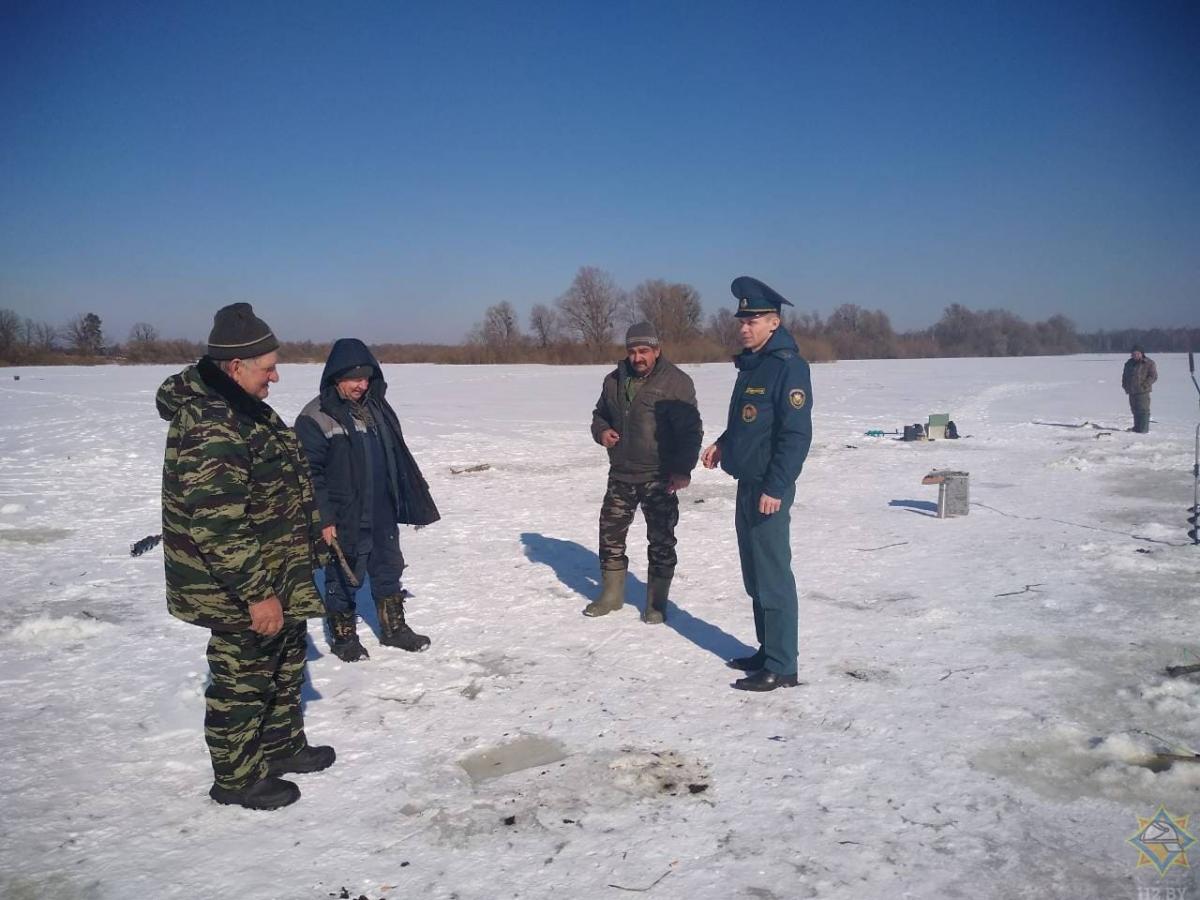 Осиповичские спасатели напомнили о правилах поведения на зимней рыбалке