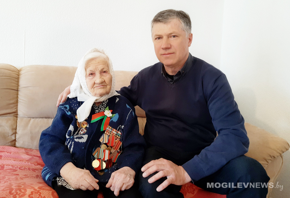 Фронтовая медсестра Василиса Кузьменкова принимала поздравления
